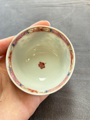 Eleven Chinese famille rose cups and nine saucers, Yongzheng/Qianlong — foto 53