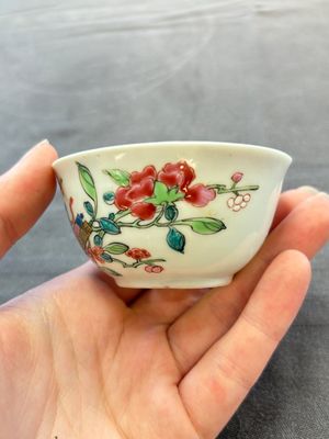Eleven Chinese famille rose cups and nine saucers, Yongzheng/Qianlong — foto 56