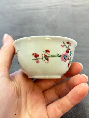 Eleven Chinese famille rose cups and nine saucers, Yongzheng/Qianlong — foto 57