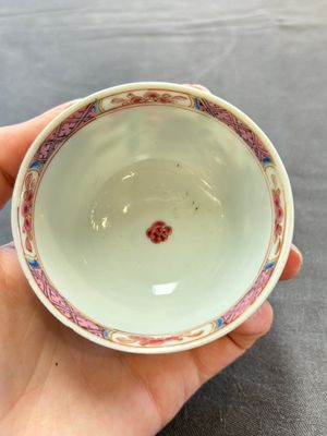 Eleven Chinese famille rose cups and nine saucers, Yongzheng/Qianlong — foto 59
