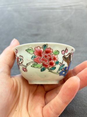Eleven Chinese famille rose cups and nine saucers, Yongzheng/Qianlong — foto 64