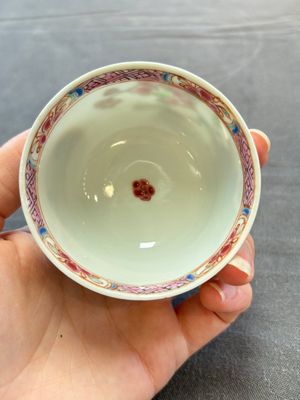 Eleven Chinese famille rose cups and nine saucers, Yongzheng/Qianlong — foto 65