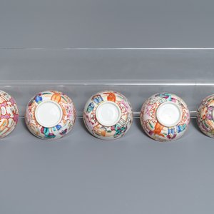 Eleven Chinese famille rose 'mandarin' cups, eight saucers, a teapot and a vase, Qianlong — photo 7