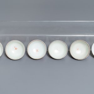 Eleven Chinese famille rose 'mandarin' cups, eight saucers, a teapot and a vase, Qianlong — photo 8