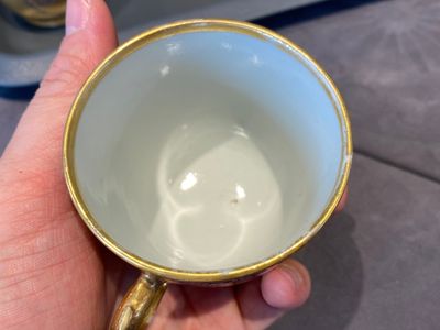 Eleven Chinese PM-monogrammed gilt-ground saucers and ten cups, Yongzheng/Qianlong — 照片 9
