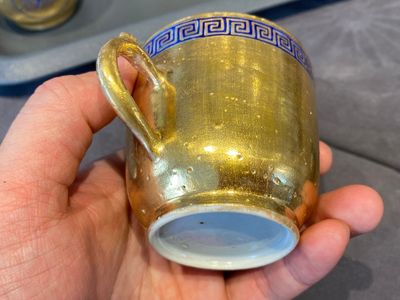 Eleven Chinese PM-monogrammed gilt-ground saucers and ten cups, Yongzheng/Qianlong — 照片 10