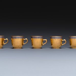 Eleven Chinese PM-monogrammed gilt-ground saucers and ten cups, Yongzheng/Qianlong — 照片 8