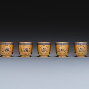 Eleven Chinese PM-monogrammed gilt-ground saucers and ten cups, Yongzheng/Qianlong — 照片 9