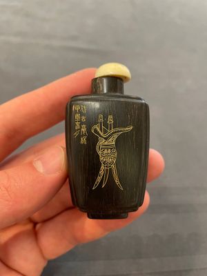 Eleven Chinese snuff bottles in amber, agate, rock crystal, lacquer, hardstone, metal and wood, 19/20th C. — 照片 1