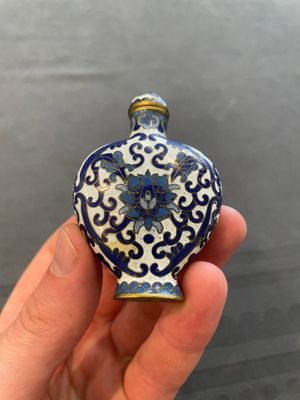 Eleven Chinese snuff bottles in amber, agate, rock crystal, lacquer, hardstone, metal and wood, 19/20th C. — 照片 16
