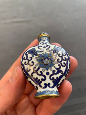 Eleven Chinese snuff bottles in amber, agate, rock crystal, lacquer, hardstone, metal and wood, 19/20th C. — 照片 17