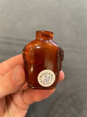 Eleven Chinese snuff bottles in amber, agate, rock crystal, lacquer, hardstone, metal and wood, 19/20th C. — 照片 65