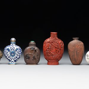 Eleven Chinese snuff bottles in amber, agate, rock crystal, lacquer, hardstone, metal and wood, 19/20th C. — 照片 2