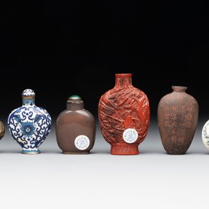 Eleven Chinese snuff bottles in amber, agate, rock crystal, lacquer, hardstone, metal and wood, 19/20th C. — 照片 3