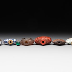Eleven Chinese snuff bottles in amber, agate, rock crystal, lacquer, hardstone, metal and wood, 19/20th C. — 照片 4