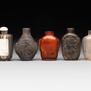 Eleven Chinese snuff bottles in amber, agate, rock crystal, lacquer, hardstone, metal and wood, 19/20th C. — 照片 6