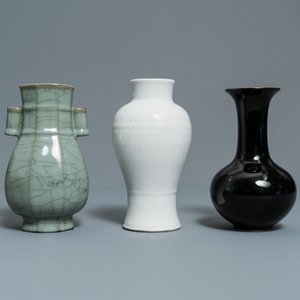 Eleven monochrome Chinese porcelain and Beijing glass vases, Kangxi and later — 照片 11