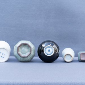 Eleven monochrome Chinese porcelain and Beijing glass vases, Kangxi and later — 照片 33