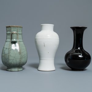 Eleven monochrome Chinese porcelain and Beijing glass vases, Kangxi and later — 照片 10