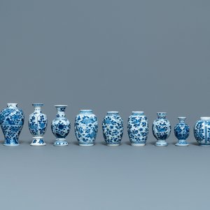 Eleven small Chinese blue and white vases with floral design, Kangxi — 照片 5
