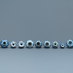 Eleven small Chinese blue and white vases with floral design, Kangxi — 照片 7