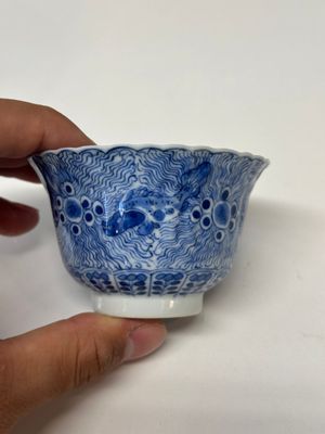 Elf Chinese blauw-witte koppen en schotels met krabben en vissen, Kangxi merk, Guangxu — foto 2
