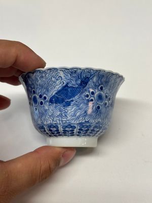 Elf Chinese blauw-witte koppen en schotels met krabben en vissen, Kangxi merk, Guangxu — foto 4