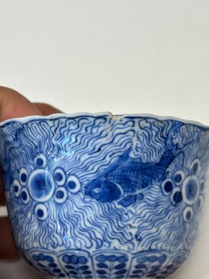 Elf Chinese blauw-witte koppen en schotels met krabben en vissen, Kangxi merk, Guangxu — foto 10