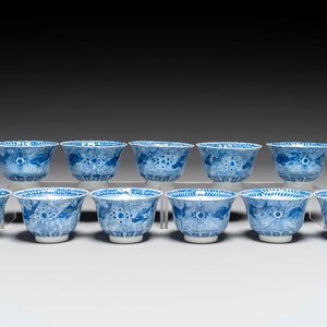 Elf Chinese blauw-witte koppen en schotels met krabben en vissen, Kangxi merk, Guangxu — foto 2