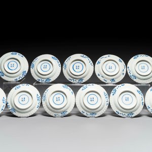 Elf Chinese blauw-witte koppen en schotels met krabben en vissen, Kangxi merk, Guangxu — foto 7