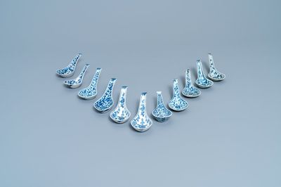 Elf Chinese blauw-witte lepels, 19/20e eeuw