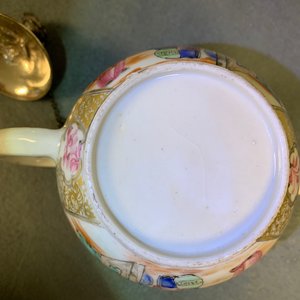 Elf Chinese famille rose koppen, acht schotels, een theepot en een vaas met mandarijns decor, Qianlong — foto 14