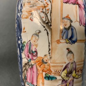 Elf Chinese famille rose koppen, acht schotels, een theepot en een vaas met mandarijns decor, Qianlong — foto 20
