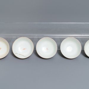 Elf Chinese famille rose koppen, acht schotels, een theepot en een vaas met mandarijns decor, Qianlong — foto 6