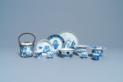 Elf stukken Chinees blauw-wit 'Bleu de Hue' porselein voor de Vietnamese markt, 18/19e eeuw