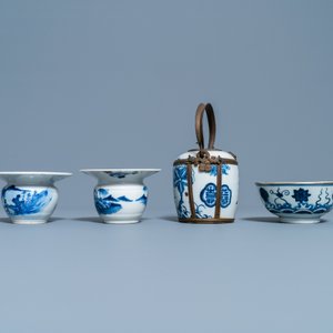 Elf stukken Chinees blauw-wit 'Bleu de Hue' porselein voor de Vietnamese markt, 18/19e eeuw — foto 6