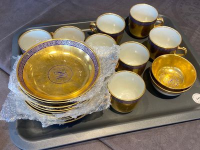 Elf zeldzame Chinese schotels en tien koppen met monogram 'PM' op vergulde fondkleur, Yongzheng/Qianlong — foto 1