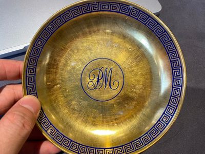 Elf zeldzame Chinese schotels en tien koppen met monogram 'PM' op vergulde fondkleur, Yongzheng/Qianlong — foto 3