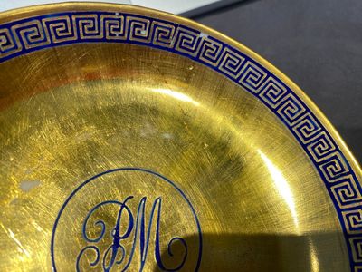 Elf zeldzame Chinese schotels en tien koppen met monogram 'PM' op vergulde fondkleur, Yongzheng/Qianlong — foto 4
