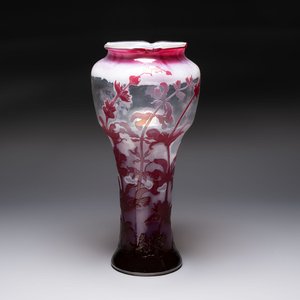 Émile Gallé (1846-1904): A large cameo glass vase with floral design, signed, ca. 1900 — photo 1