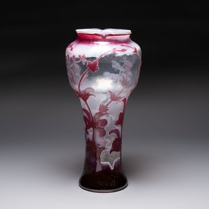 Émile Gallé (1846-1904): A large cameo glass vase with floral design, signed, ca. 1900 — photo 2