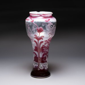 Émile Gallé (1846-1904): A large cameo glass vase with floral design, signed, ca. 1900 — photo 3