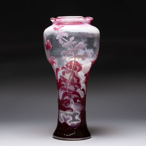 Émile Gallé (1846-1904): A large cameo glass vase with floral design, signed, ca. 1900 — photo 4