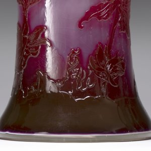Émile Gallé (1846-1904): A large cameo glass vase with floral design, signed, ca. 1900 — photo 5