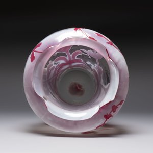 Émile Gallé (1846-1904): A large cameo glass vase with floral design, signed, ca. 1900 — photo 6