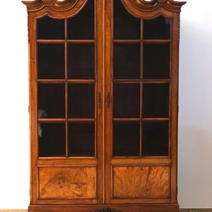 Engelse vitrinekast in gefineerd walnoothout, Chippendale stijl, 19e eeuw — foto 1