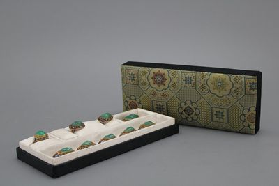 Ensemble de bijoux en argent doré et jade, Chine, début 20exceptionnel vase ou pot à pinceaux en ivoire sculpté, 18/19e