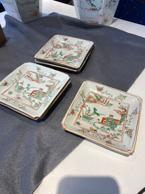 Ensemble de cinq coupes de forme carrée en porcelaine de Chine wucai ko-sometsuke pour le marché japonais, époque Transition — photo 1