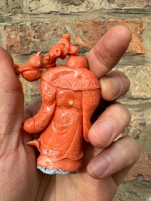 Ensemble de sept personnages en corail rouge sur socle en bois, Chine, 19/20ème — photo 4