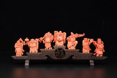 Ensemble de sept personnages en corail rouge sur socle en bois, Chine, 19/20ème